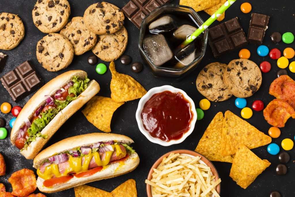 Édes és savanyú ételek, hot dog, csokoládé, chips, kókusz, ketchup.